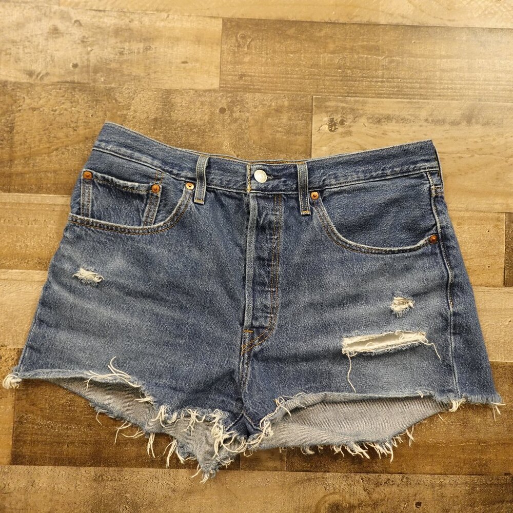 Levi’s 501 Cutoff Denim Shorts Women’s W31 Medium‎ Wash Distressed Raw Hem